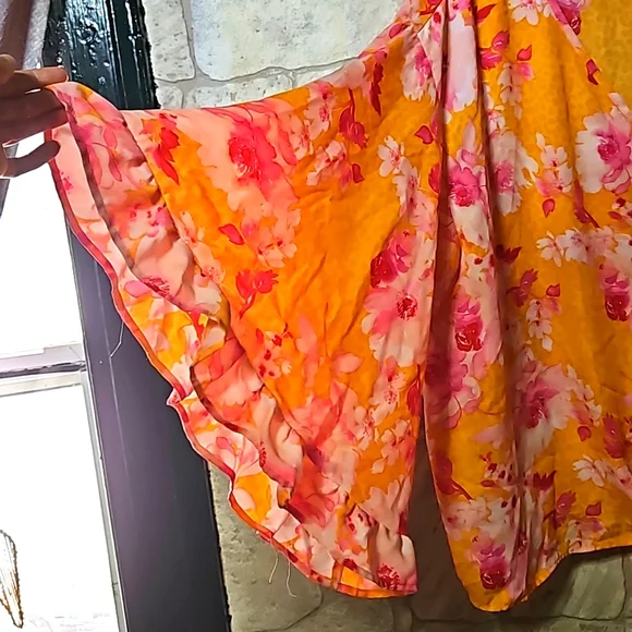 Floral flutter bell sleeve top - Picture 2 of 3